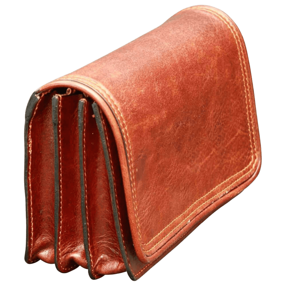 Pochette in pelle marrone, tasche interne a vista e cuciture a contrasto