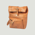 Zaino in pelle marrone con tasca frontale e patta superiore con bottone a pressione.