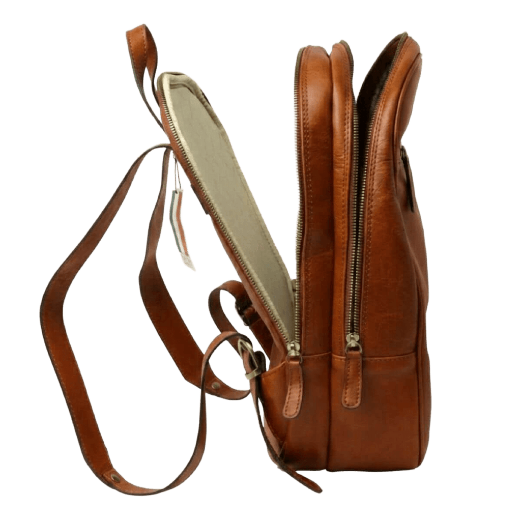 Zaino in pelle marrone con tasca laterale con zip e tracolla