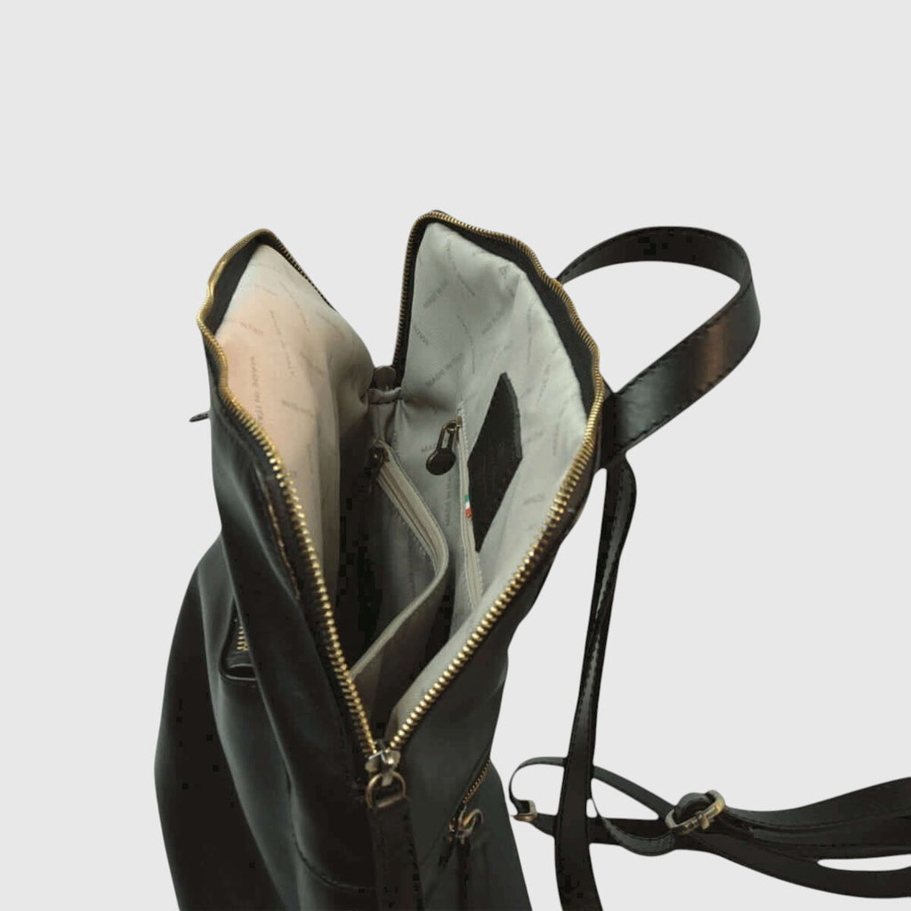 Interno zaino in pelle nera con fodera chiara e dettagli con zip dorate
