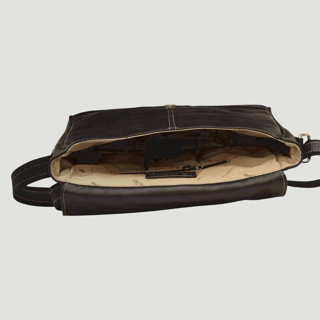 Borsa messenger in pelle nera aperta: interno beige con tasca e patta superiore