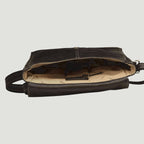 Borsa messenger in pelle nera aperta: interno beige con tasca e patta superiore
