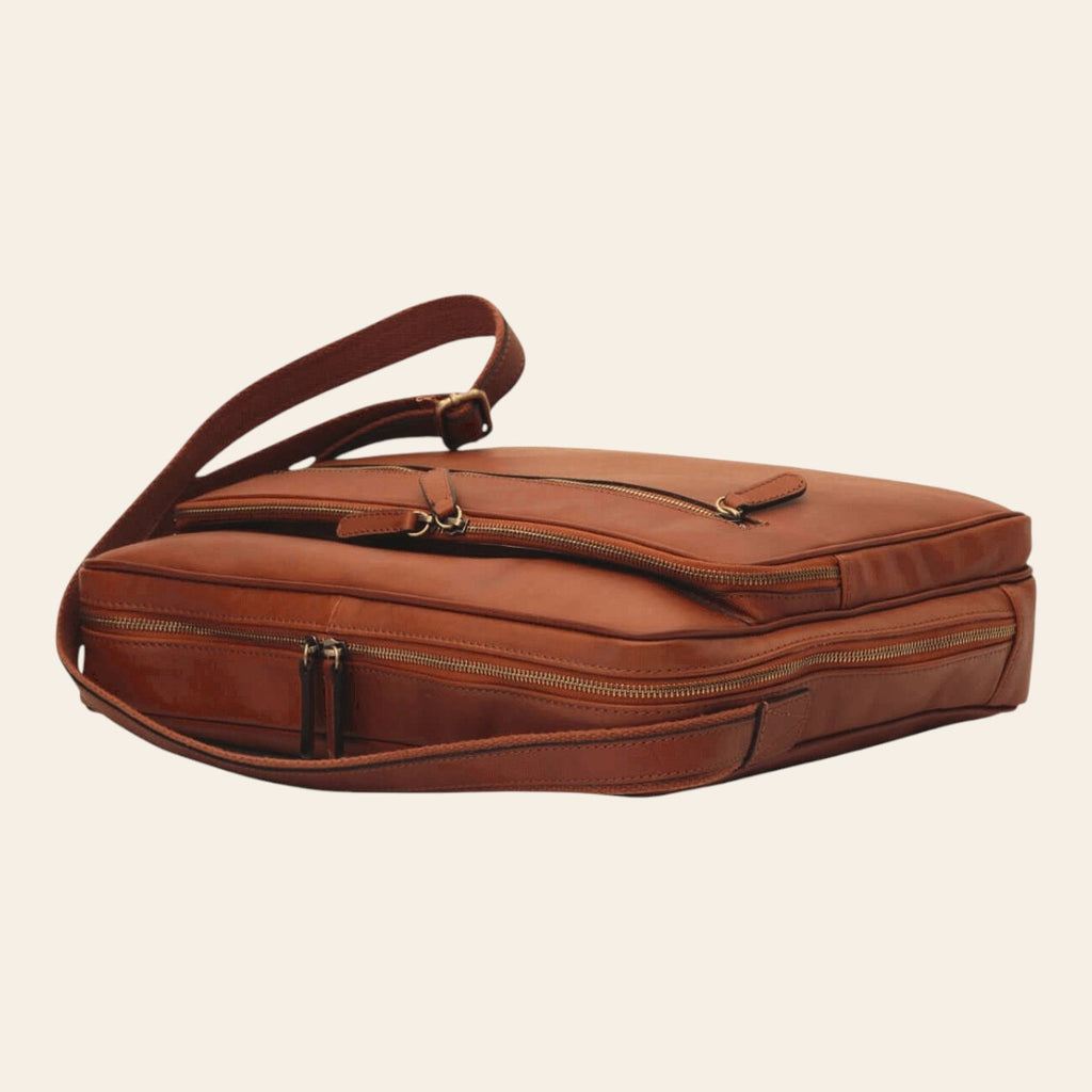 Borsa messenger in pelle marrone con zip grande, doppia tasca e tracolla regolabile