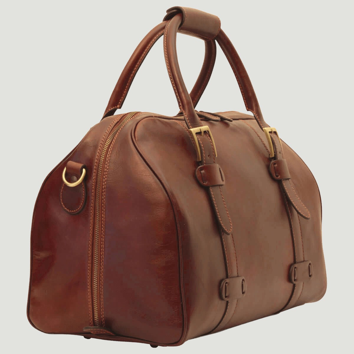 Borsone da viaggio in pelle marrone con doppie fibbie e tasche frontali.