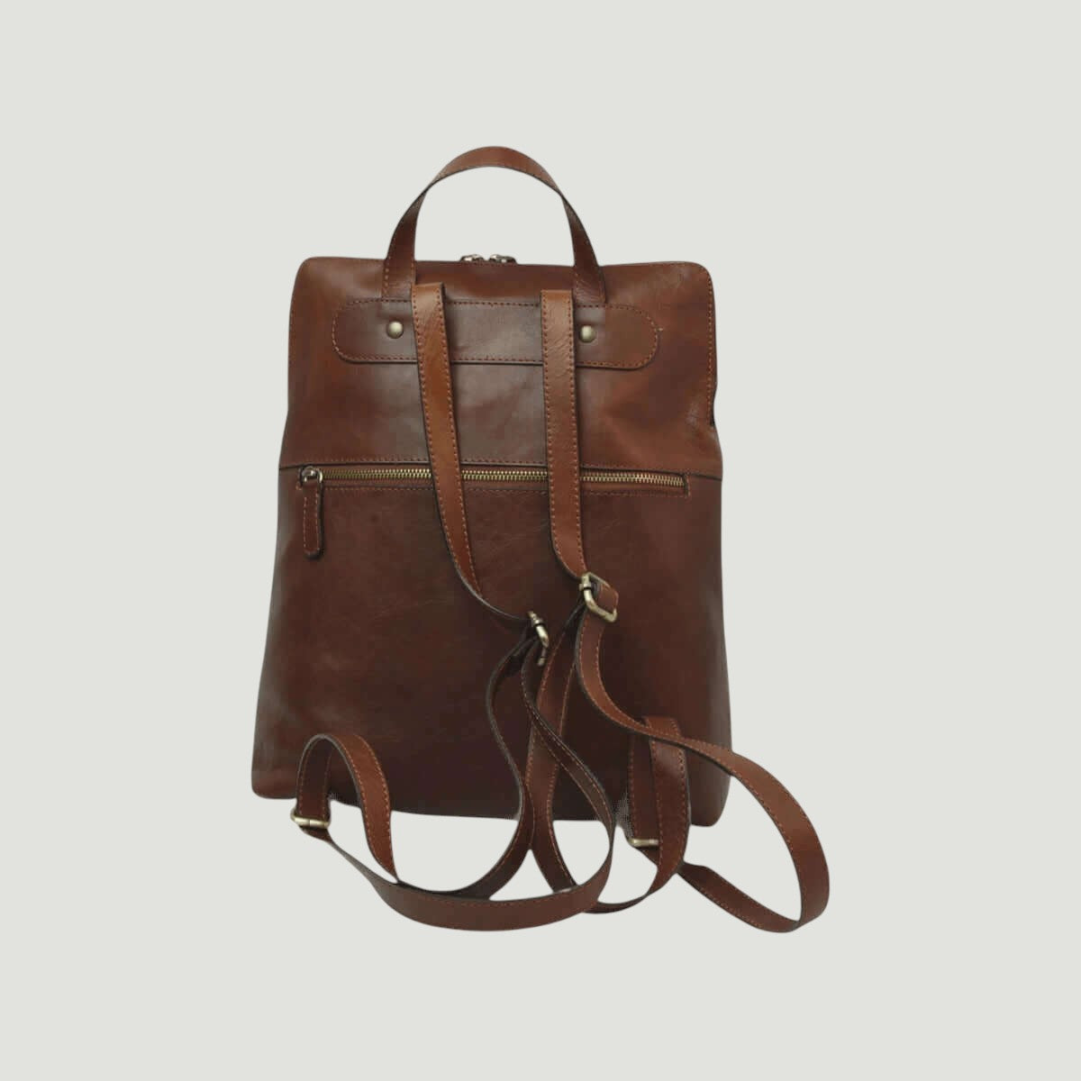 Zaino in pelle marrone con pattina frontale e fibbie in metallo, spallacci