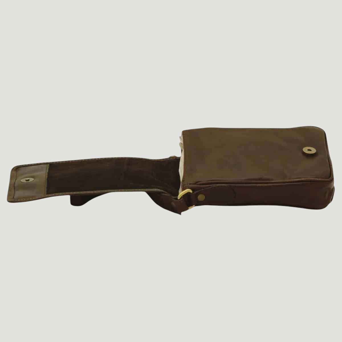 Borsa a tracolla in pelle marrone scuro con tracolla regolabile e tasca