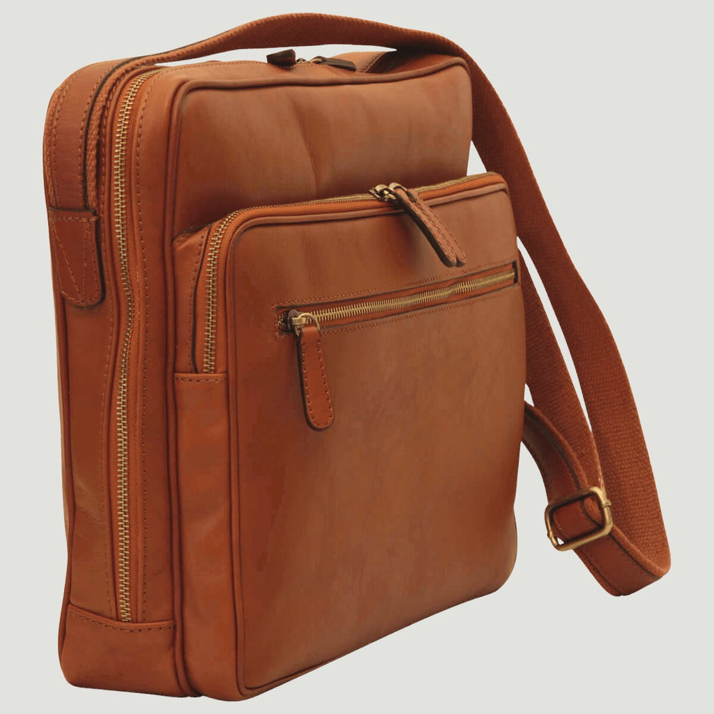 Borsa messenger in pelle marrone con zip grande, tasca frontale e tracolla regolabile