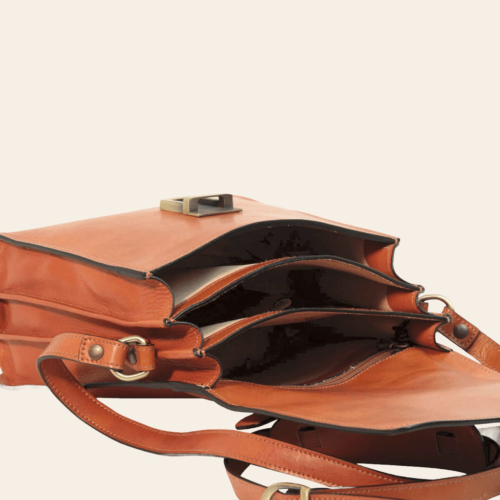 Borsa a tracolla in pelle marrone coloniale vista interna con fibbie e cuciture