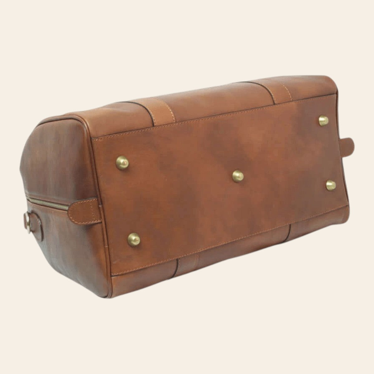 Borsa da viaggio in pelle di vitello color castagna, vista dal basso con cinque piedini metallici di protezione