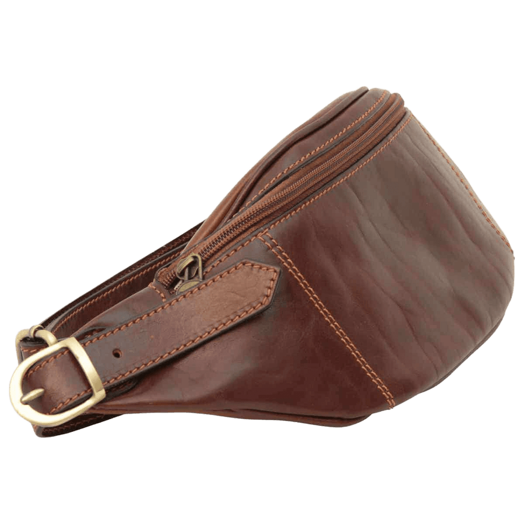 Marsupio in pelle marrone con fibbia e cuciture, tasca con zip