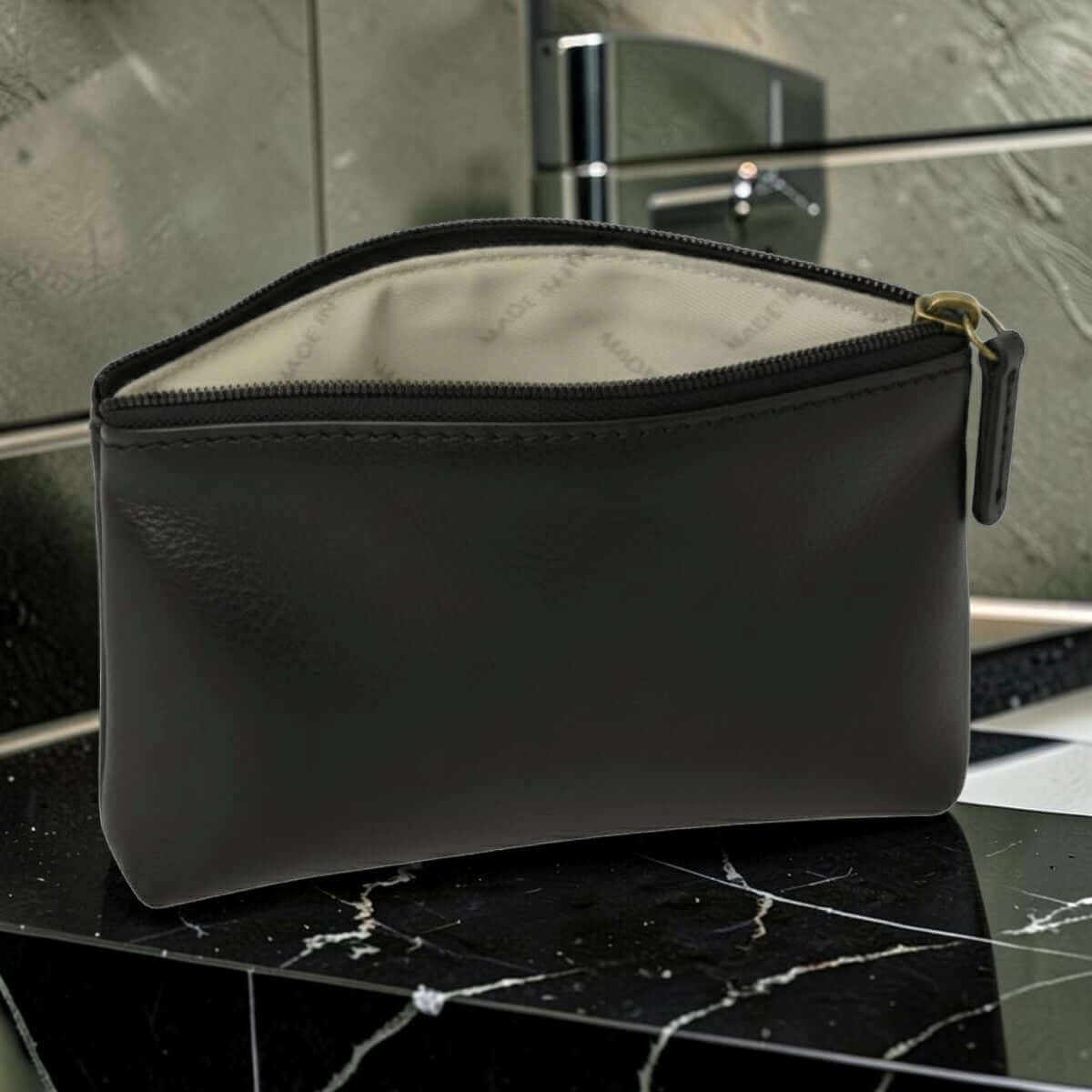 Astuccio porta cosmetici in pelle vacchetta scura con zip e tirante dorato
