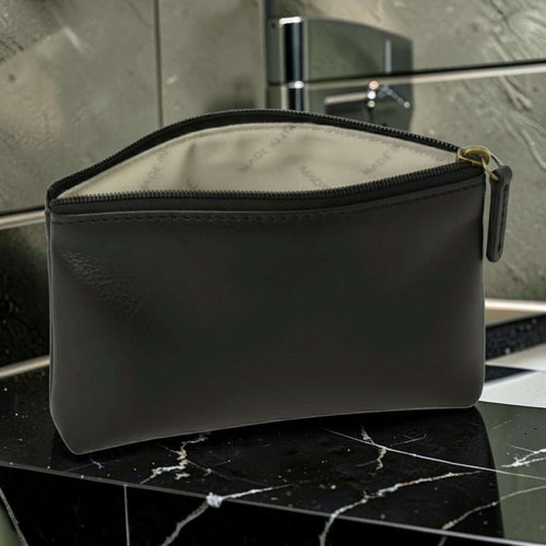 Astuccio porta cosmetici in pelle vacchetta scura con zip e tirante dorato