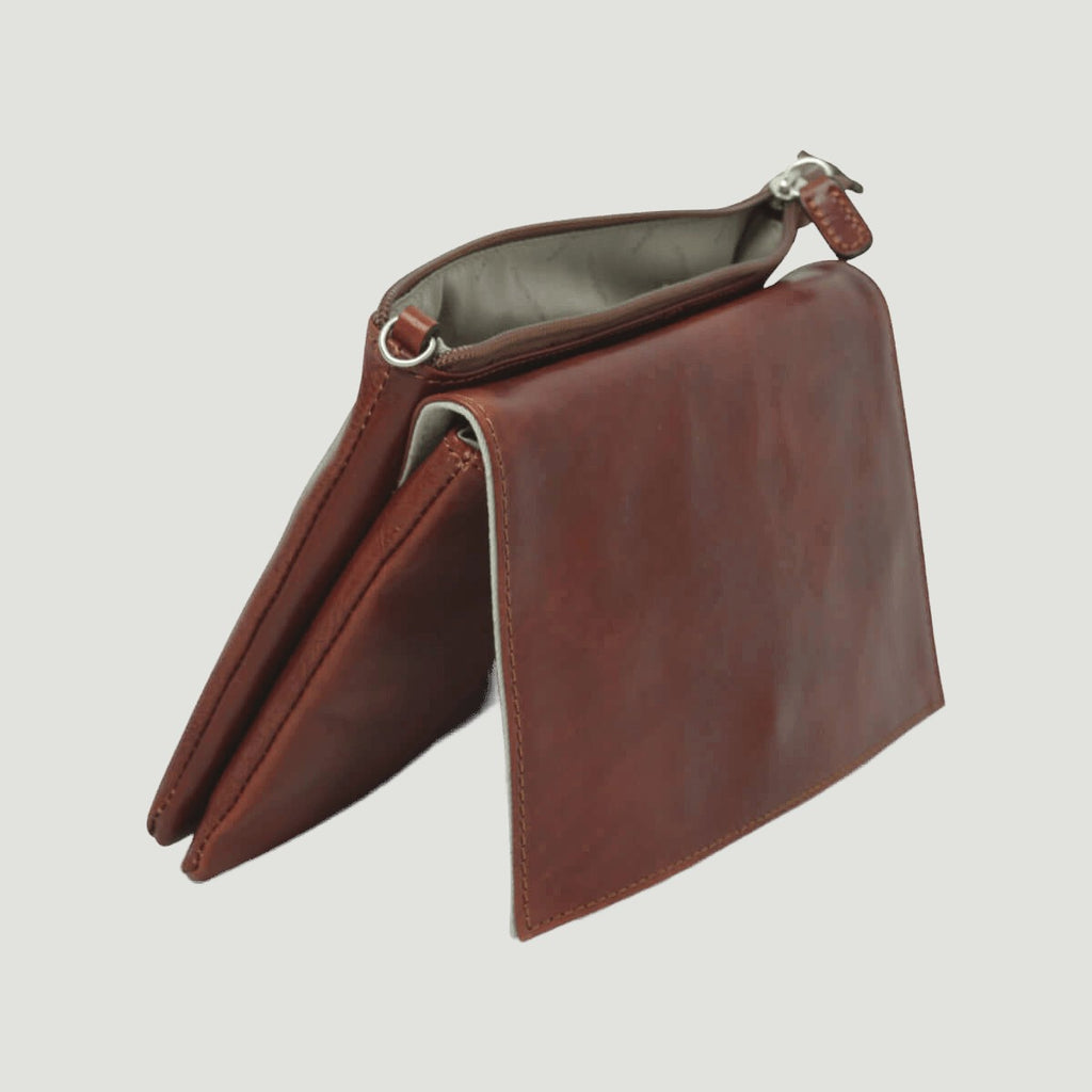Borsa a tracolla piccola in pelle marrone con tracolla e patta frontale