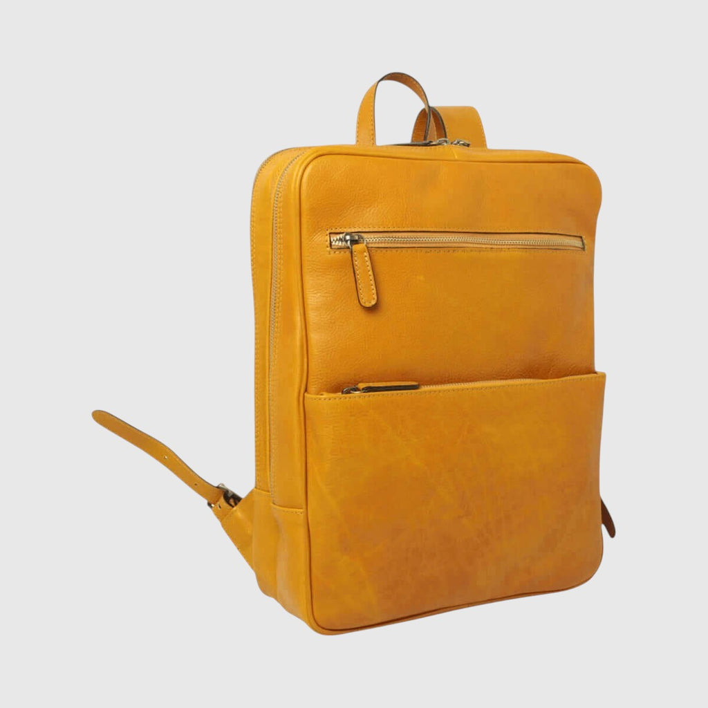Zaino in pelle ocra con zip frontale, tasca esterna e maniglia superiore.