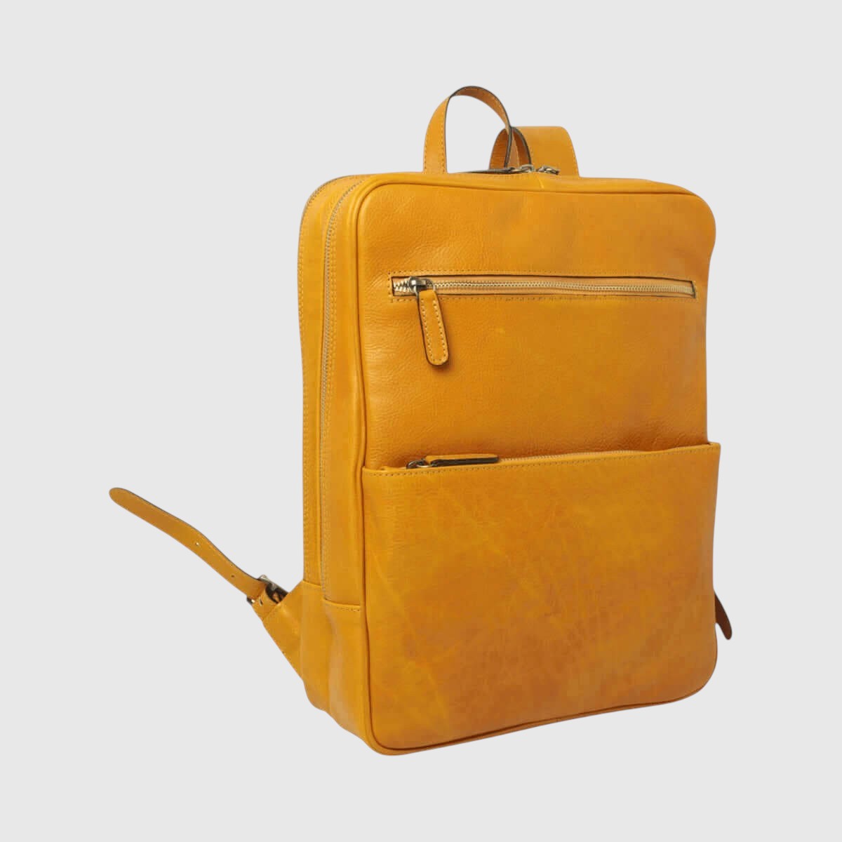 Zaino in pelle ocra con zip frontale, tasca esterna e maniglia superiore.