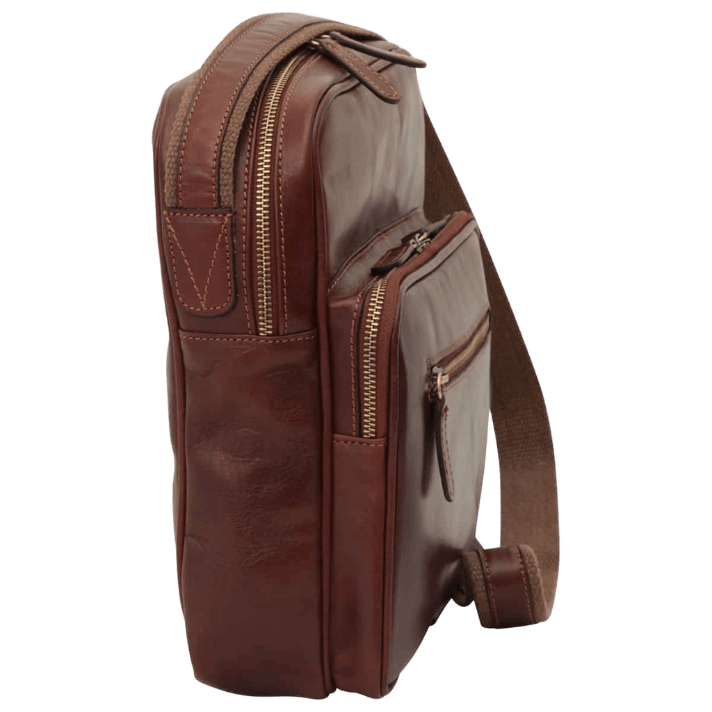 Borsa messenger in pelle marrone con tasche laterali e zip, tracolla