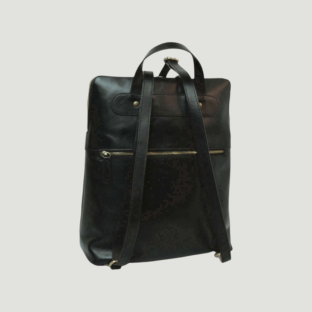Zaino in pelle nero con spallacci regolabili e tasca frontale con zip