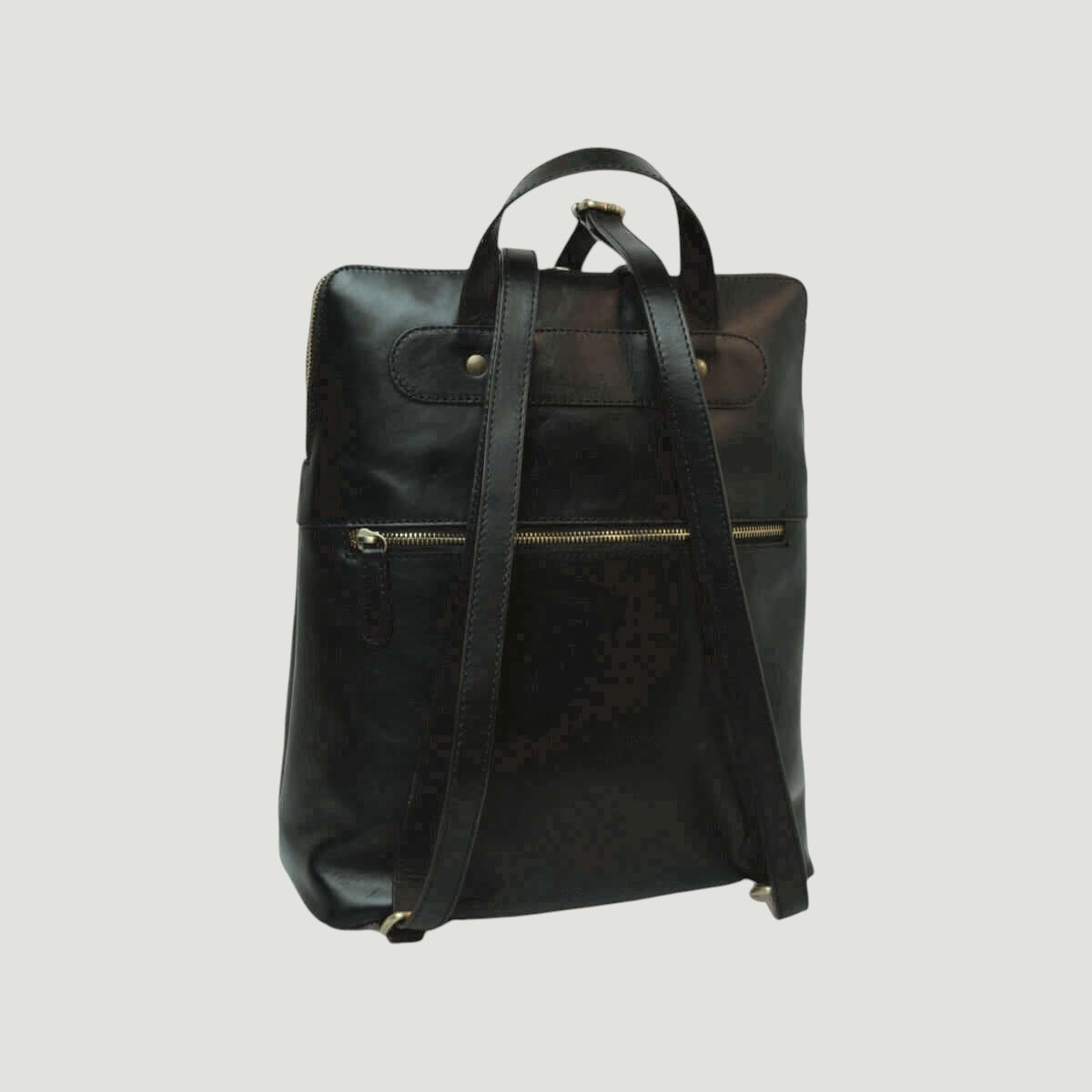 Zaino in pelle nero con spallacci regolabili e tasca frontale con zip