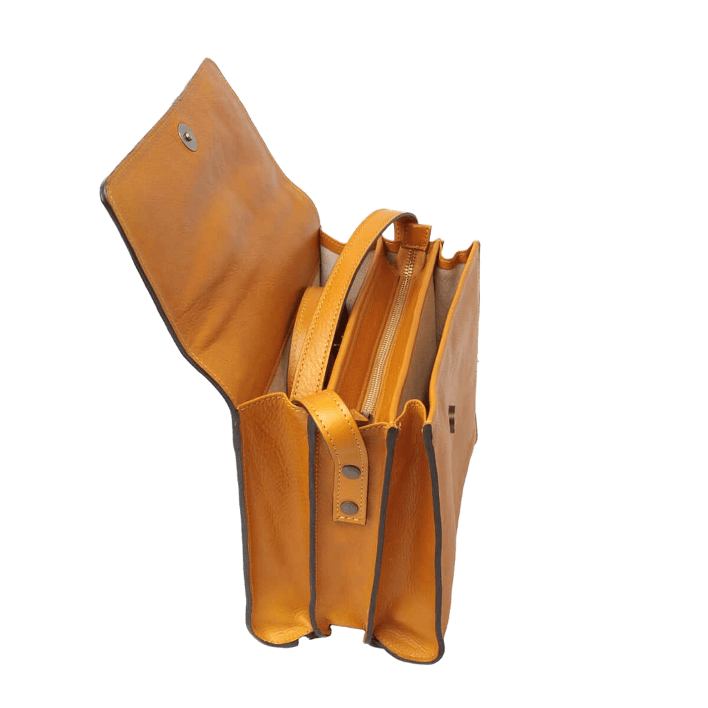 Borsa a tracolla in pelle ocra aperta con tasche interne e chiusure a bottone