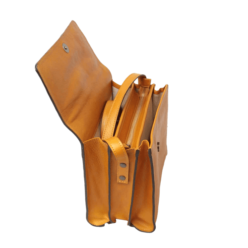 Borsa a tracolla in pelle ocra aperta con tasche interne e chiusure a bottone
