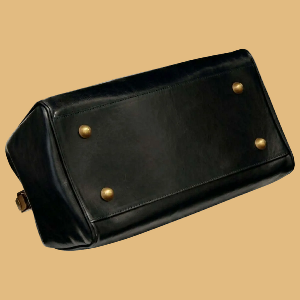 Borsa in pelle nera con tasca frontale e borchie color ottone