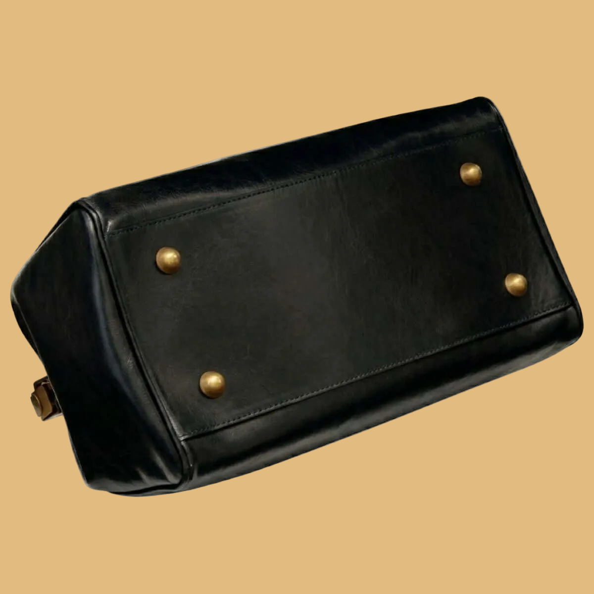 Borsa in pelle nera con tasca frontale e borchie color ottone