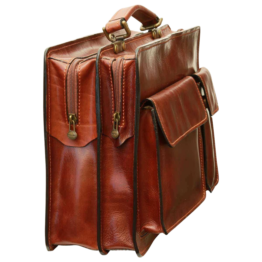 Cartella in pelle marrone con tasche frontali e tracolla regolabile
