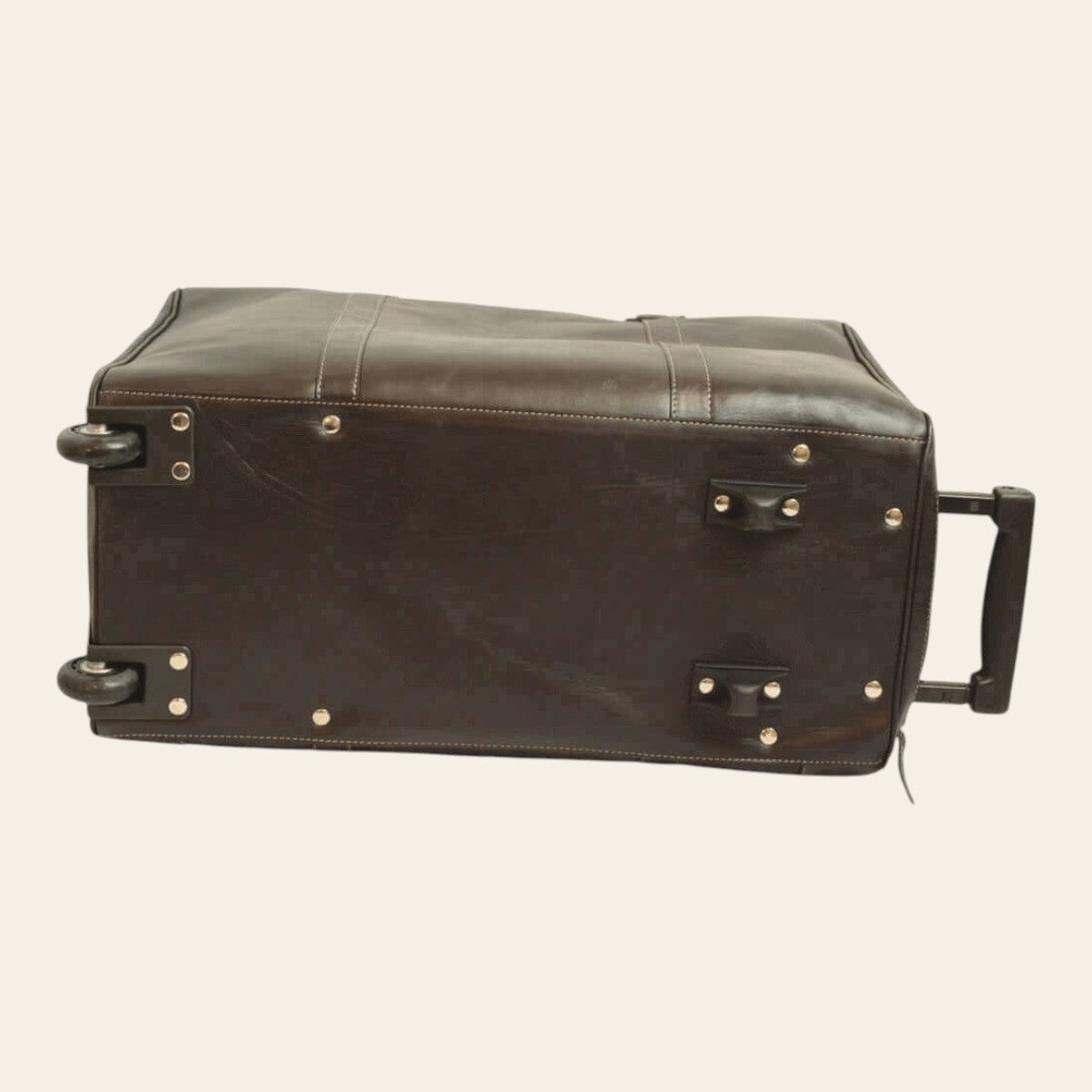 Borsone da viaggio in pelle marrone scuro con rivetti, base e maniglia trolley