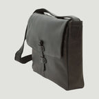 Borsa messenger in pelle scura con patta frontale e fibbia, tracolla