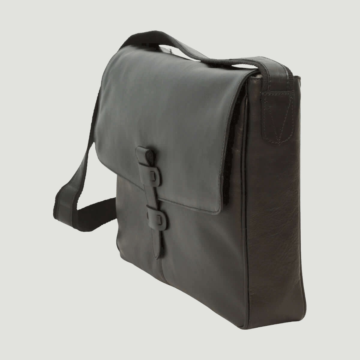 Borsa messenger in pelle scura con patta frontale e fibbia, tracolla