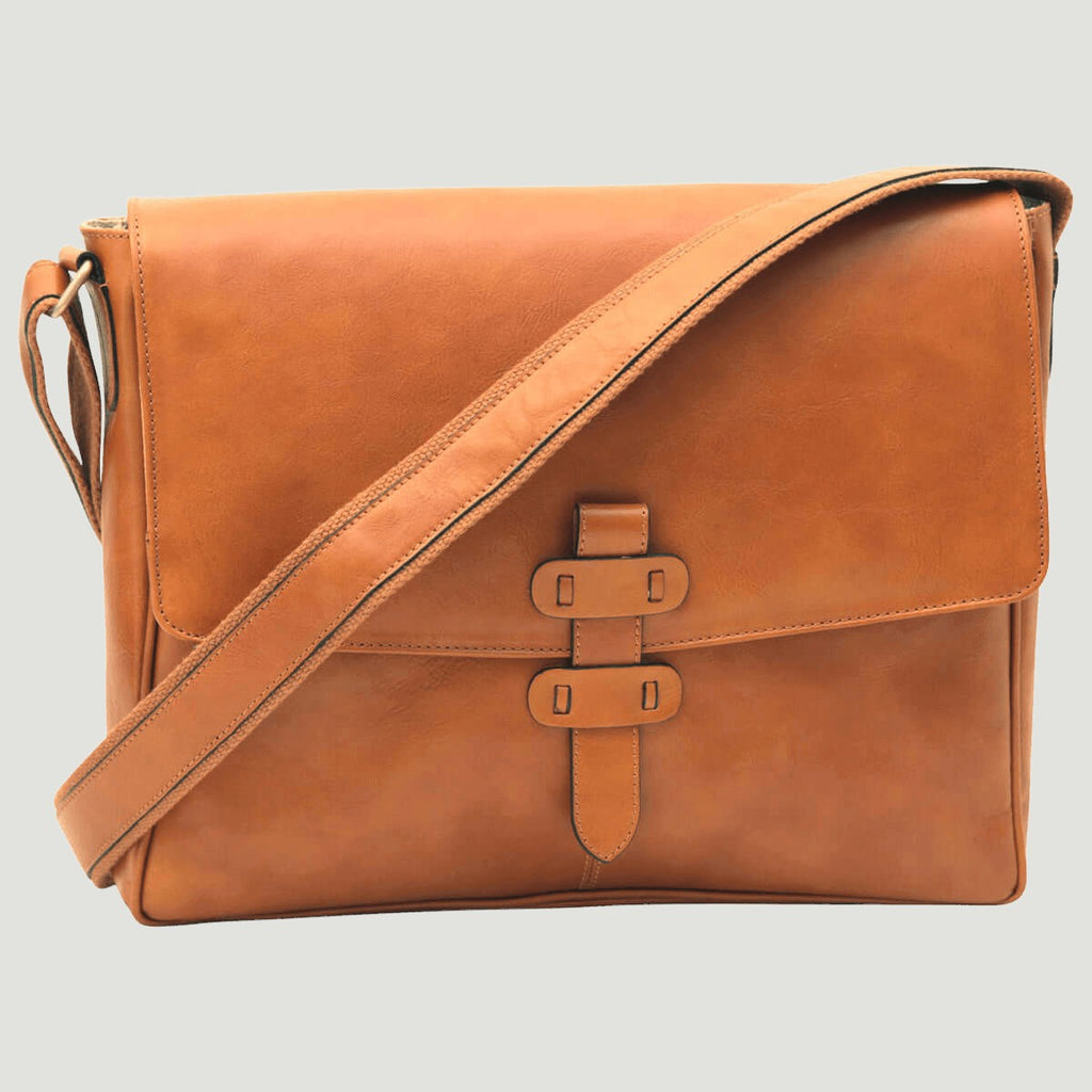 Borsa messenger in pelle marrone con pattina e fibbia doppia, tracolla larga.