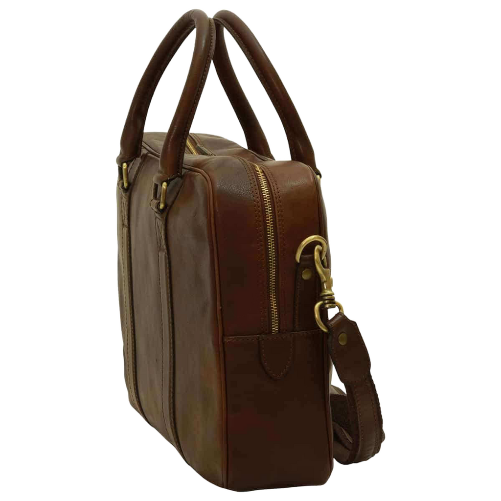 Cartella in pelle marrone scuro vista laterale con tracolla e zip