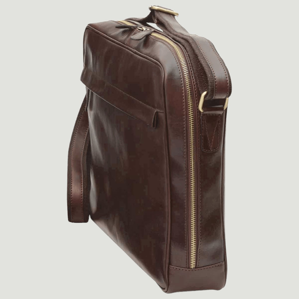 Borsa messenger in pelle marrone scuro vista laterale con zip verticale