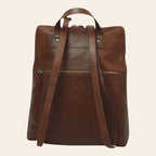 Zaino in pelle marrone con due tasche frontali e tracolle regolabili