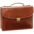 Borsa in pelle marrone con tracolla, chiusura a pattina e manico superiore.