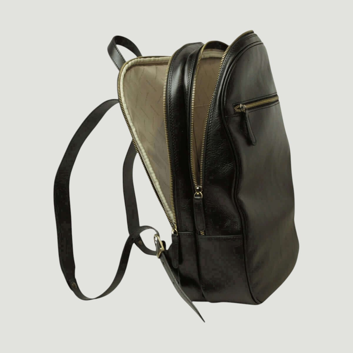 Zaino nero in pelle con tasca frontale con zip e tracolla regolabile