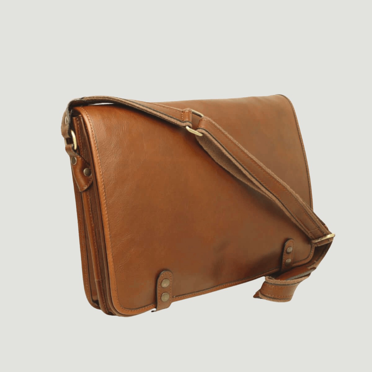 Borsa messenger in pelle marrone con patta e tracolla, fibbie in metallo
