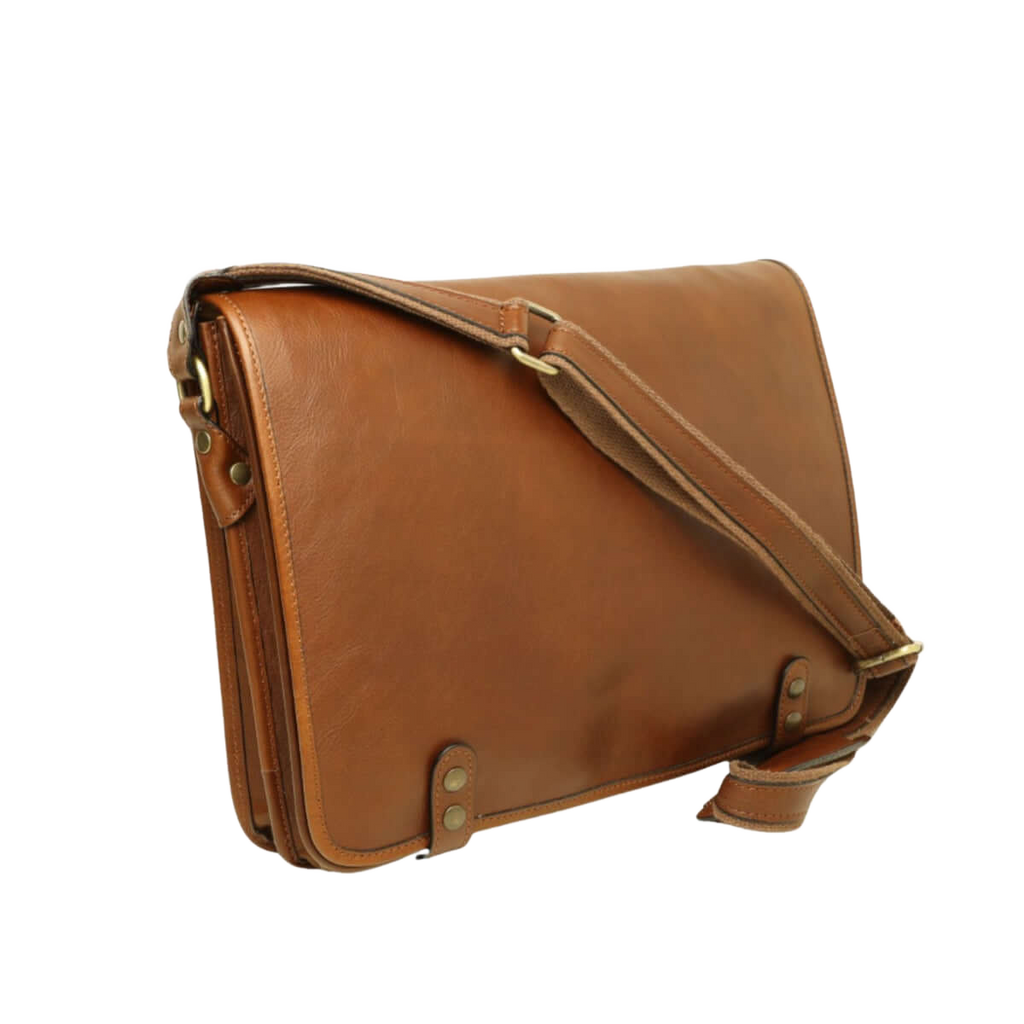 Borsa messenger in vitello castagna con tracolla e chiusura a bottone