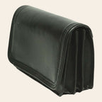 Pochette in pelle nera con chiusura a patta e bordo arrotondato