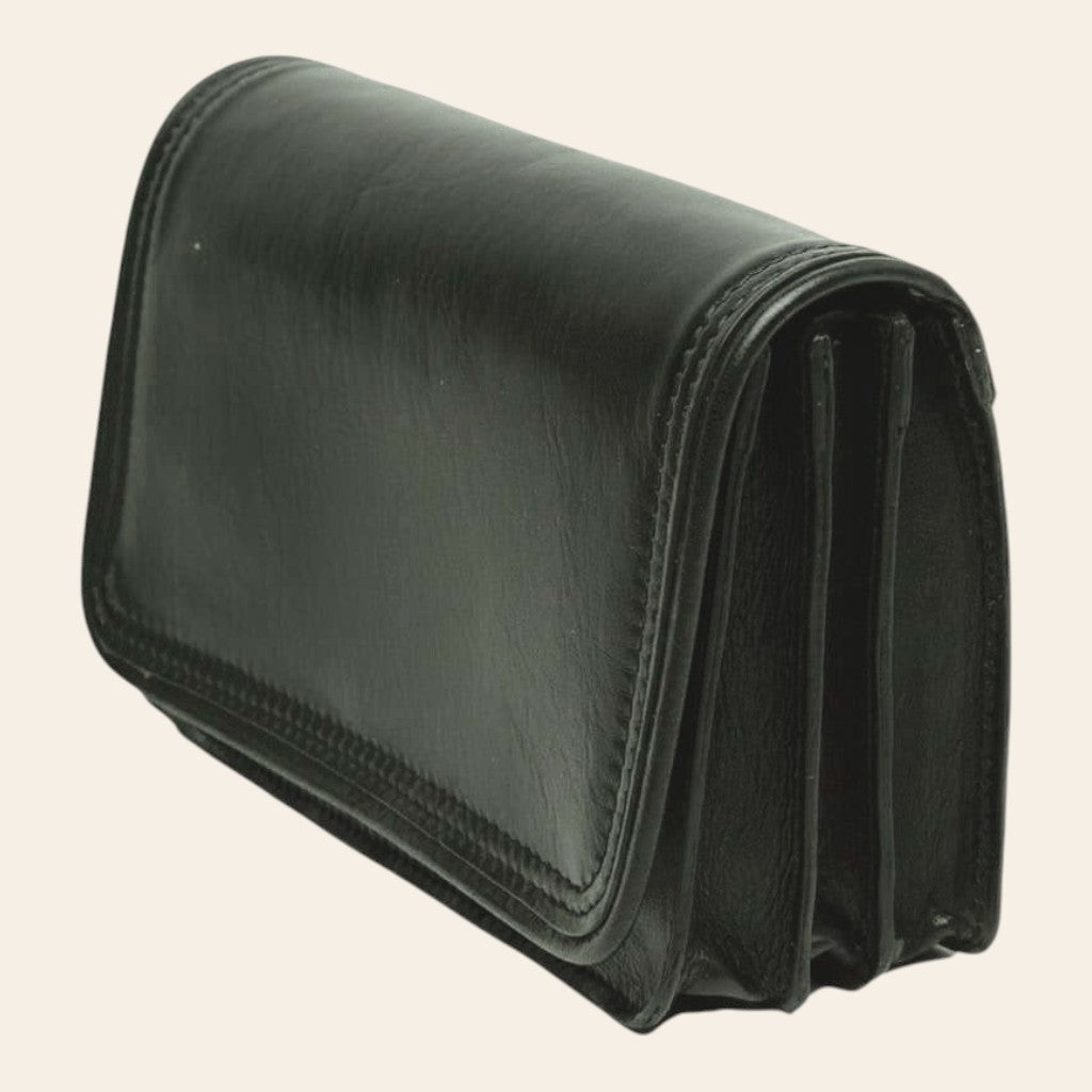 Pochette in pelle nera con chiusura a patta e bordo arrotondato