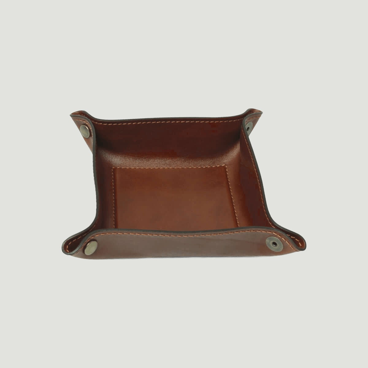 Vassoio portaoggetti in pelle marrone con bordi rialzati e cuciture decorative