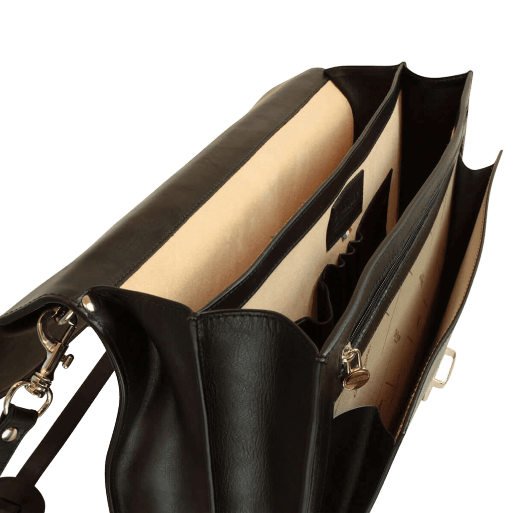 Borsa in pelle nera da uomo aperta, interno con tasche e fodera visibile.