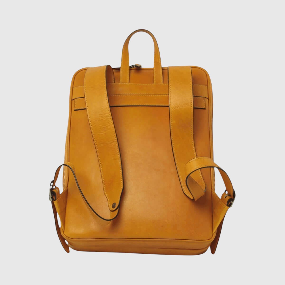 Zaino in pelle ocra con fascia trolley posteriore e spallacci regolabili.