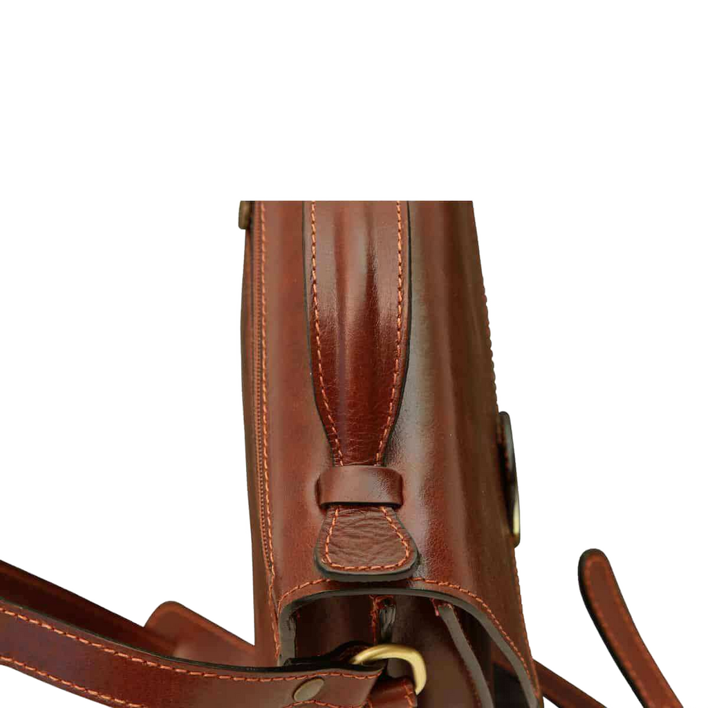 Borsa a tracolla in pelle marrone con fibbia e tracolla fissata con fibbie