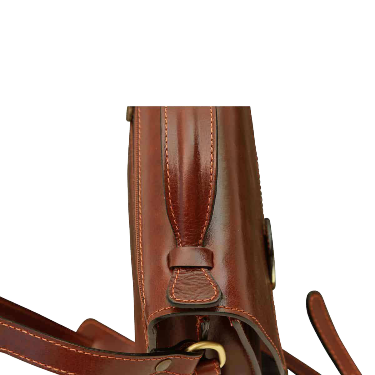 Borsa a tracolla in pelle marrone con fibbia e tracolla fissata con fibbie