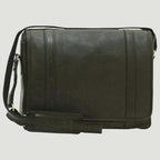 Borsa messenger in pelle nera con patta frontale e tracolla regolabile