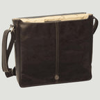 Borsa a tracolla in pelle nera con patta e cuciture centrali, vista frontale