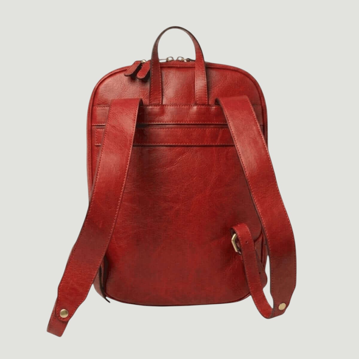 Zaino rosso in pelle con spallacci regolabili e tasca frontale con zip
