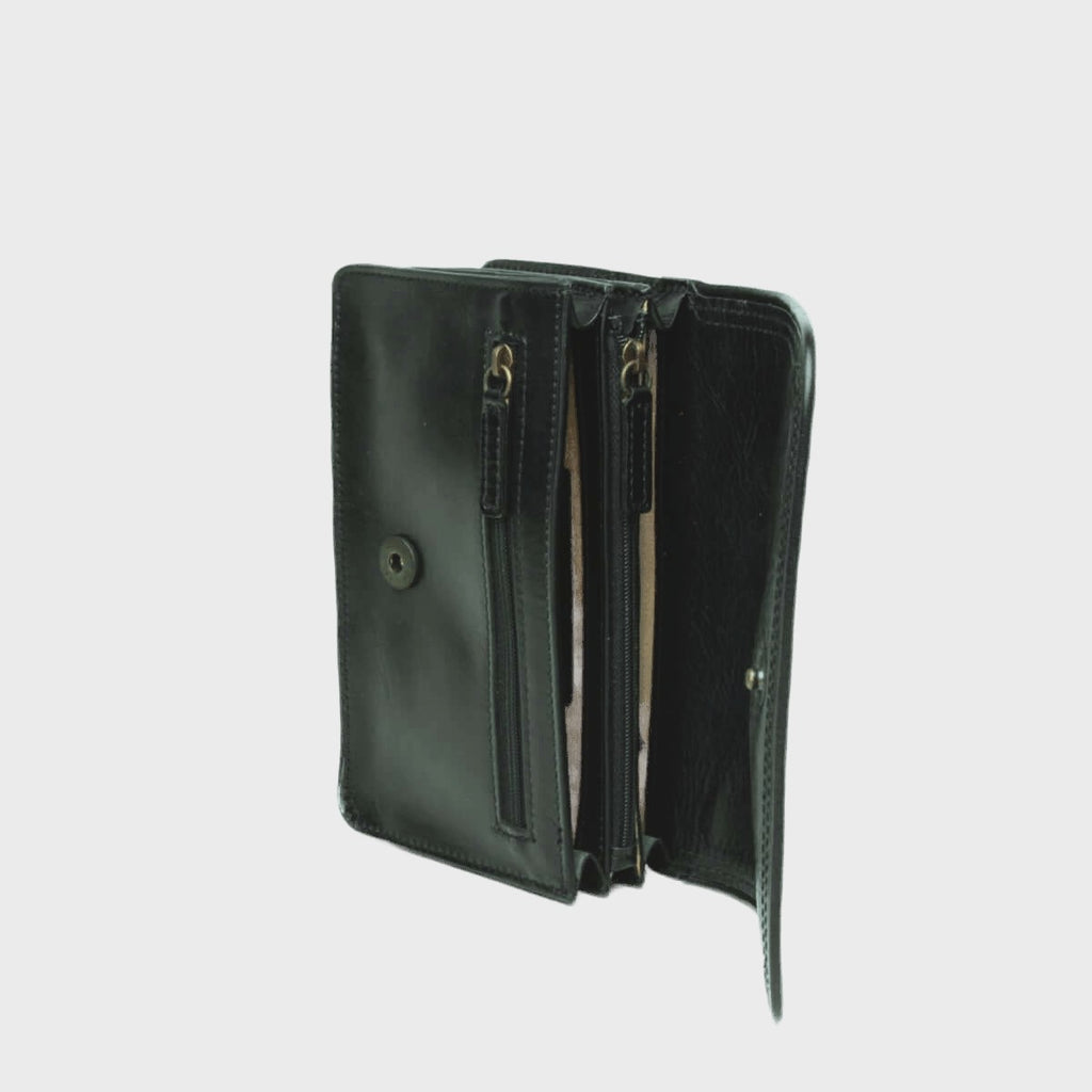 Pochette in pelle nera piegata con doppi scomparti e cerniere metalliche