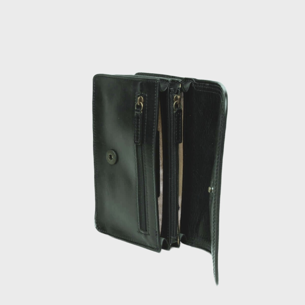 Pochette in pelle nera piegata con doppi scomparti e cerniere metalliche